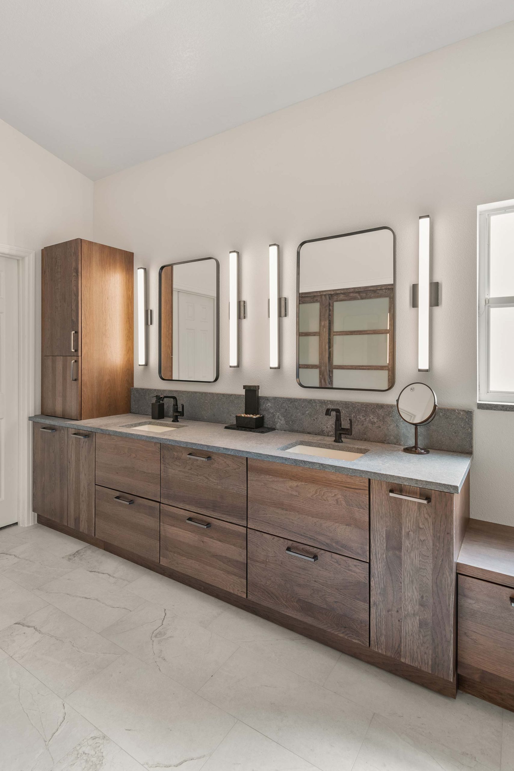 double vanity contemporary Smithfield-Drive-port-02