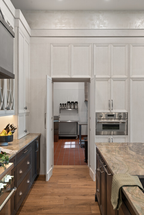 catering style kitchen in a orlando rental property 470 Muirfield Loop